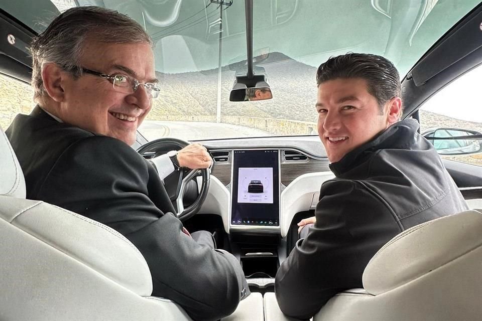 Samuel García y el Canciller Marcelo Ebrard recorrieron a bordo de autos Tesla la zona donde se construirá la Gigaplanta de esa empresa.