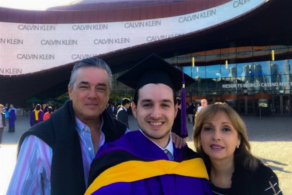 Con sus padres celebró su graduación de maestria en la Universidad de Nueva York.