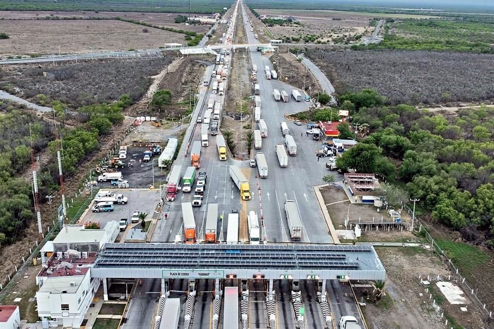 Filas de hasta 8 kilómetros se forman en la Caseta de Cobro en el kilómetro 100 de Autopista a Laredo, en el sentido de sur a norte.