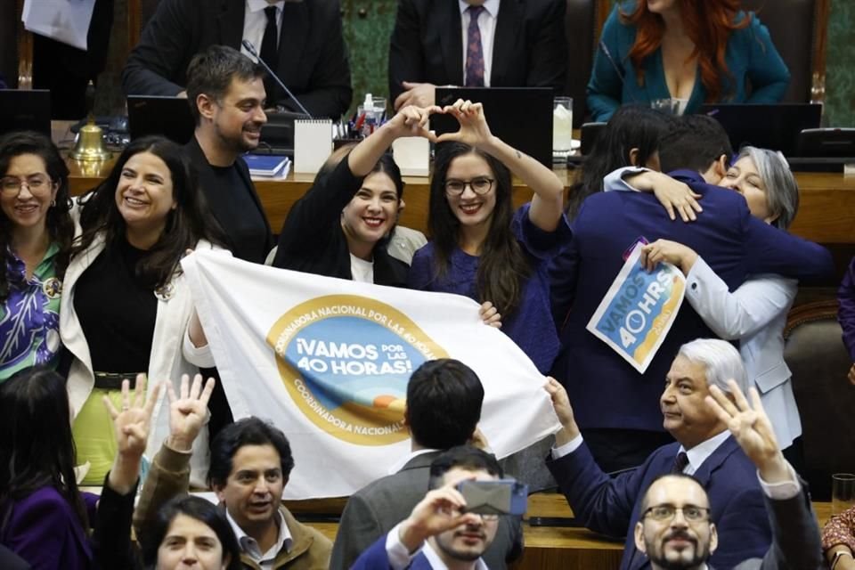 Karol Cariol y Camila Vallejo celebran la aprobación de la ley que reduce gradualmente la jornada laboral semanal en Chile.