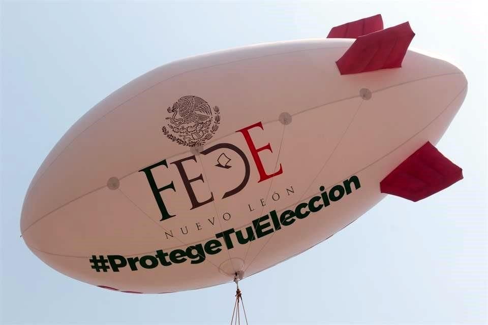 El globo que muestra leyendas como #ProtegeTuEleccion se encuentra anclado en las jardineras de la plaza.