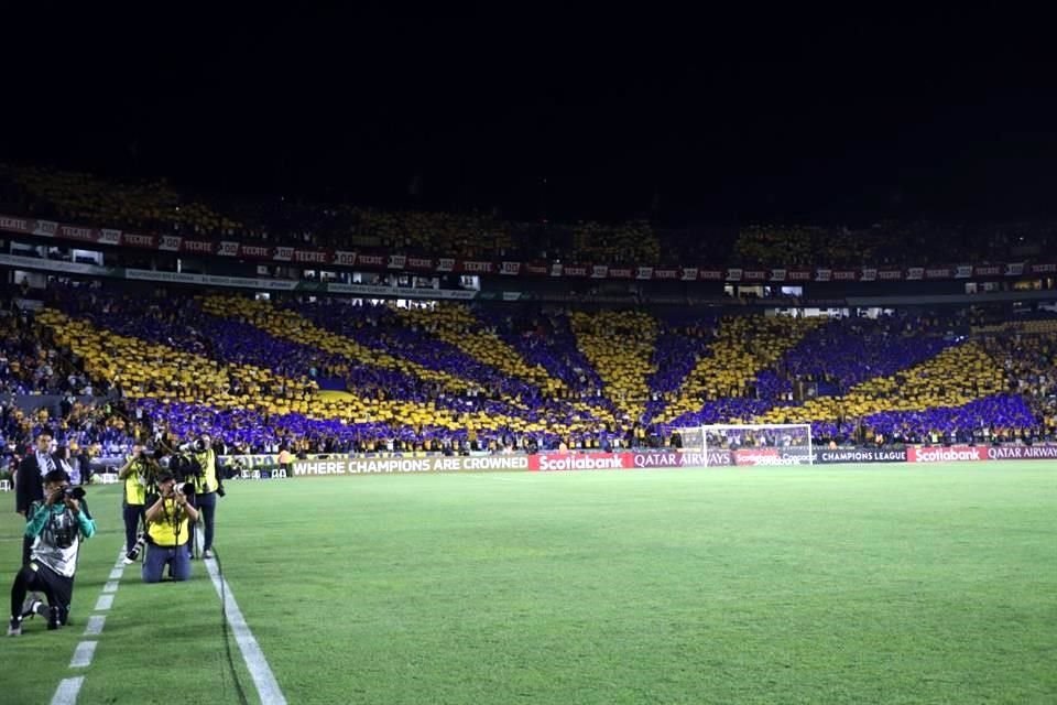 Un gran mosaico recibió a ambos equipos.