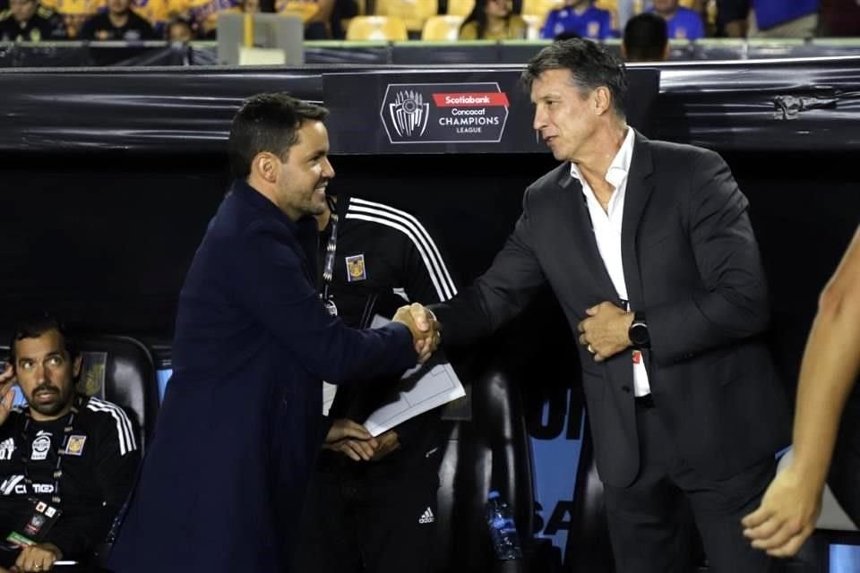 El saludo de Larcamón y Siboldi.