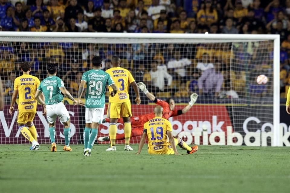 Un error de Guido Pizarro fue aprovechado por León para el 1-0. El gol lo hizo Víctor Dávila, al 6'.