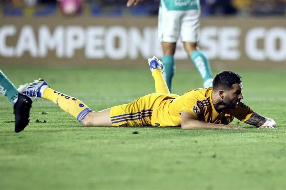 Gignac falló al menos tres claras en el primer tiempo.
