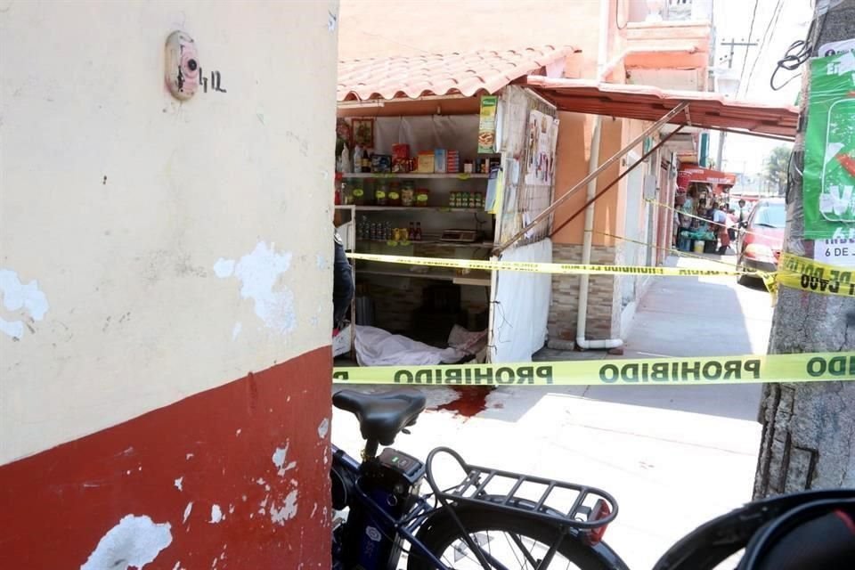 Una mujer fue asesinada dentro de su comercio ubicado en calles de Iztacalco; su cuerpo fue reconocido por familiares.