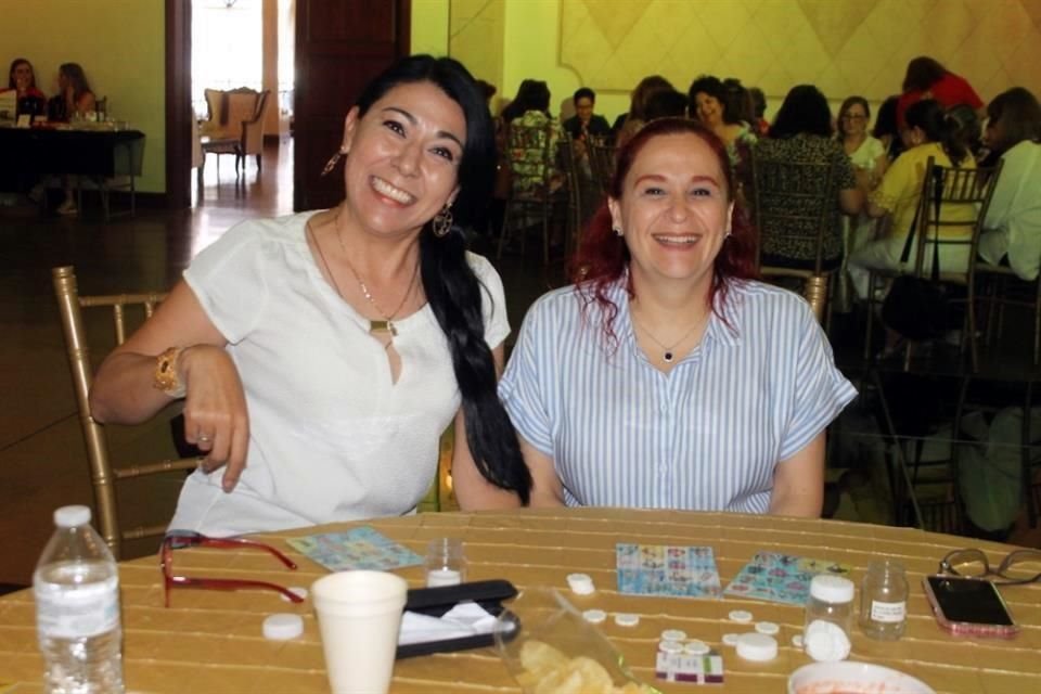 Diana Olmos y Lizzy Garza de Prieto