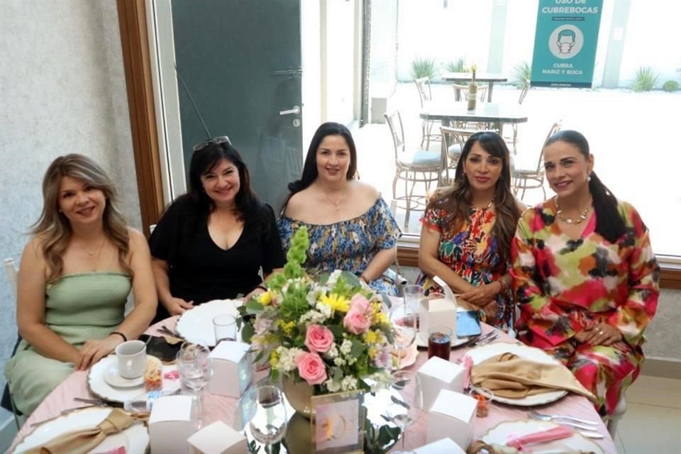 Graciela Garza, Eunice Villarreal, Brenda Elizondo, Margarita de Garza y Blanca Sánchez de Treviño