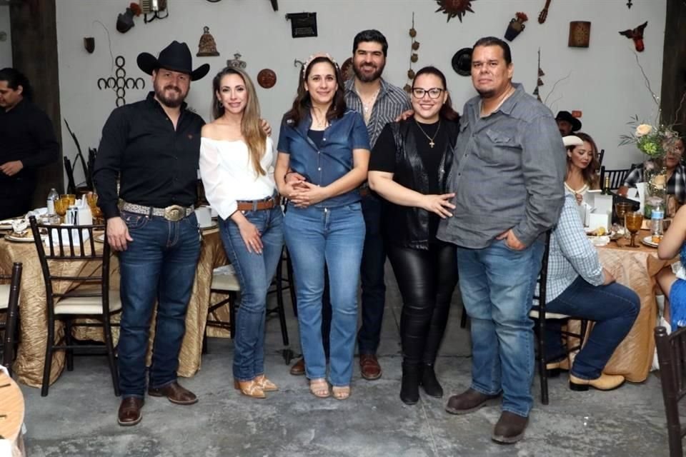 Paco Escareño, Dayana Elizondo de Escareño, Roxana Guajardo, Ricerdo Gutiérrez, Carolina Bustamante y Homero Contreras