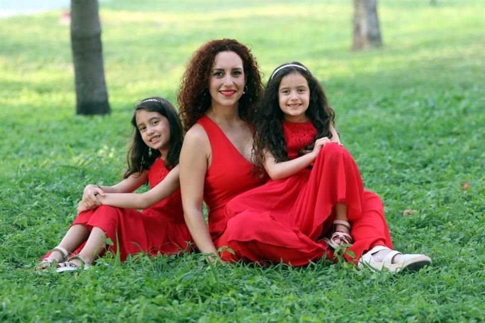 INGRID ELIZONDO DE PADILLA<br>Hijas: Mara Abigail e Ilse Samantha Padilla Elizondo
