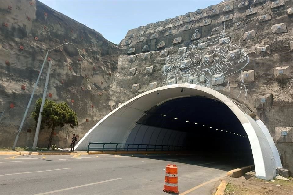 Los primeros trazos de lo que será el mural ya son notorios en el lado regio del Túnel de la Loma Larga.