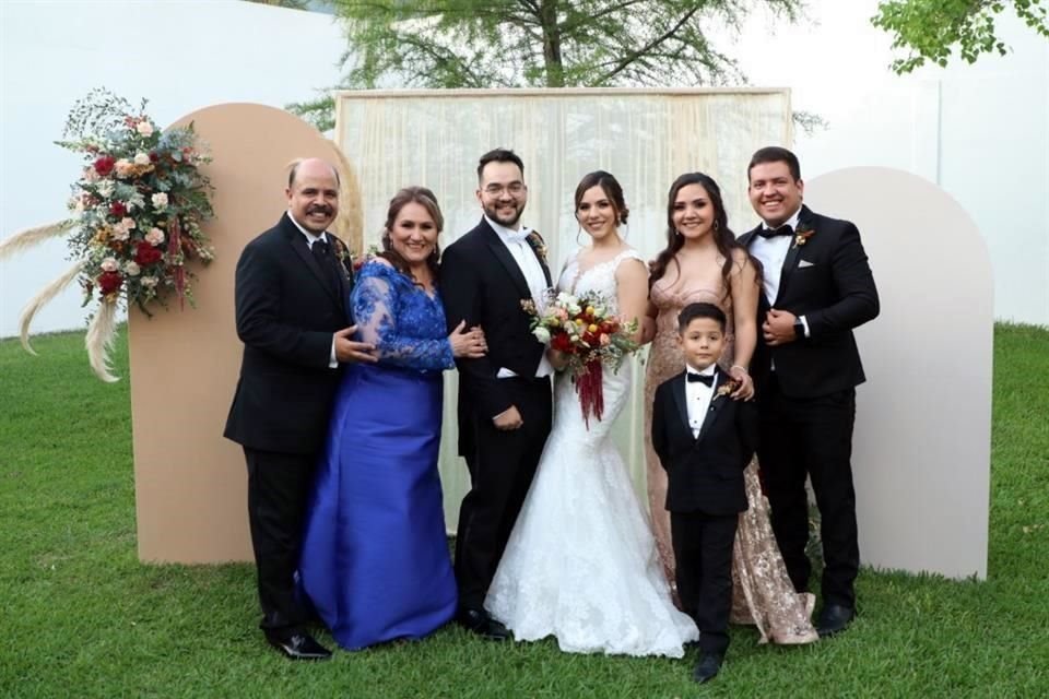 FAMILIA DE LA NOVIA Raúl Cruz Martínez, Aracely Cortés de Cruz, LOS NOVIOS, Malany Cruz y Antonio Reyes e Isaac Cruz