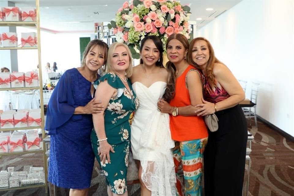 Nelly Palacios Fresnillo, Norma Estupiñán, Ingrith Olvera Palacios, Karina Leija y Lidia Palacios