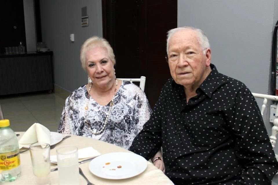 Leticia Montemayor de González y Juan Manuel González
