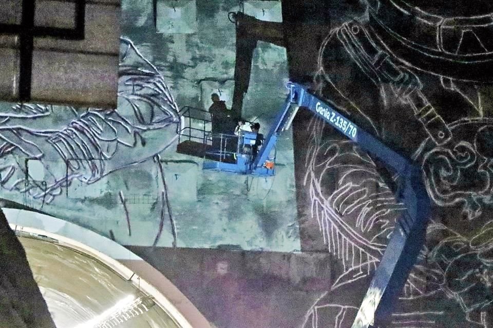 Anoche se realizaron trabajos en el mural que Rubén Carrasco crea en el Túnel de la Loma Larga.