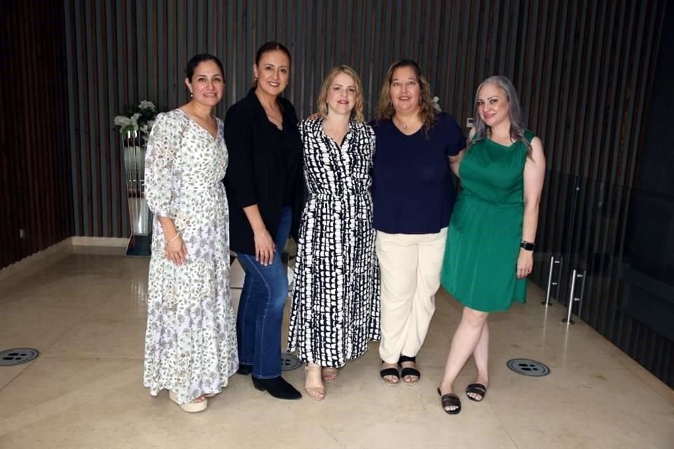 Melissa Parada, Ana Esqueda, Fernanda Godi, Sandra Arellano y Barbara Portilla