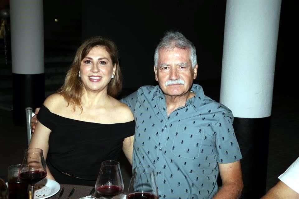Mayra Benítez de Hoyos y Manuel Hoyos