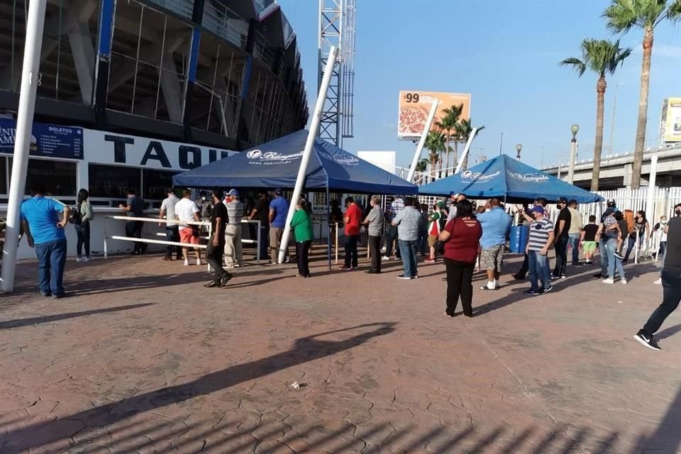 Pese a la advertencia del estadio clausurado, el partido se jugó y la gente hizo largas filas para comprar boletos durante el partido.