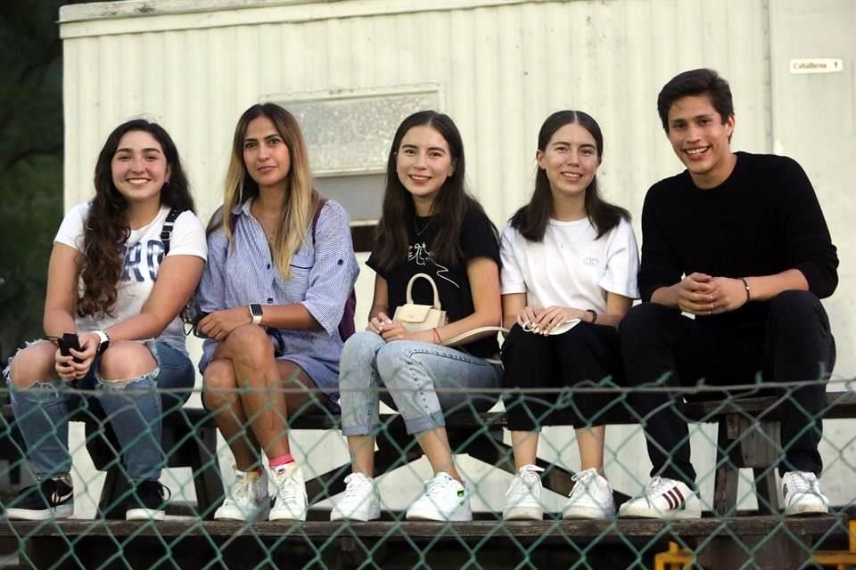 Isabella Prieto, Karla Marquez, Fatima Grego, Regina Grego y Diego Ulloa