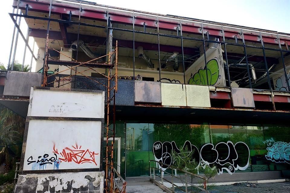 Una plaza comercial sobre Vasconcelos se encuentra sin negocios, con vidrios rotos y graffiti.