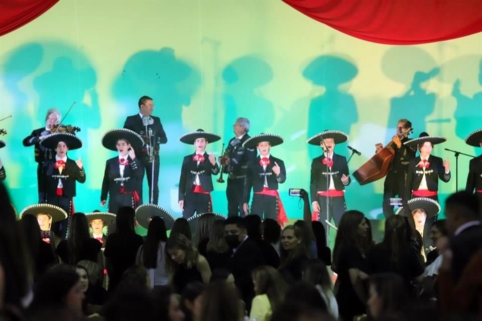 Grupo de alumnos que vestidos de mariachi dedicaron un repertorio de canciones a las mamás del Insituto Irlandés.