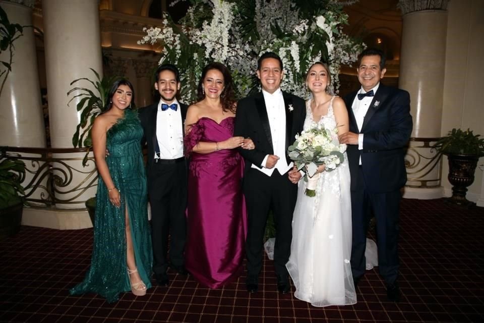 Daniela Chávez Cepeda, Eden Méndez Rebollo, Claudia Rebollo Von Düben, Axel Méndez Rebollo, Sofía García Cantú y Humberto Méndez Arroyo