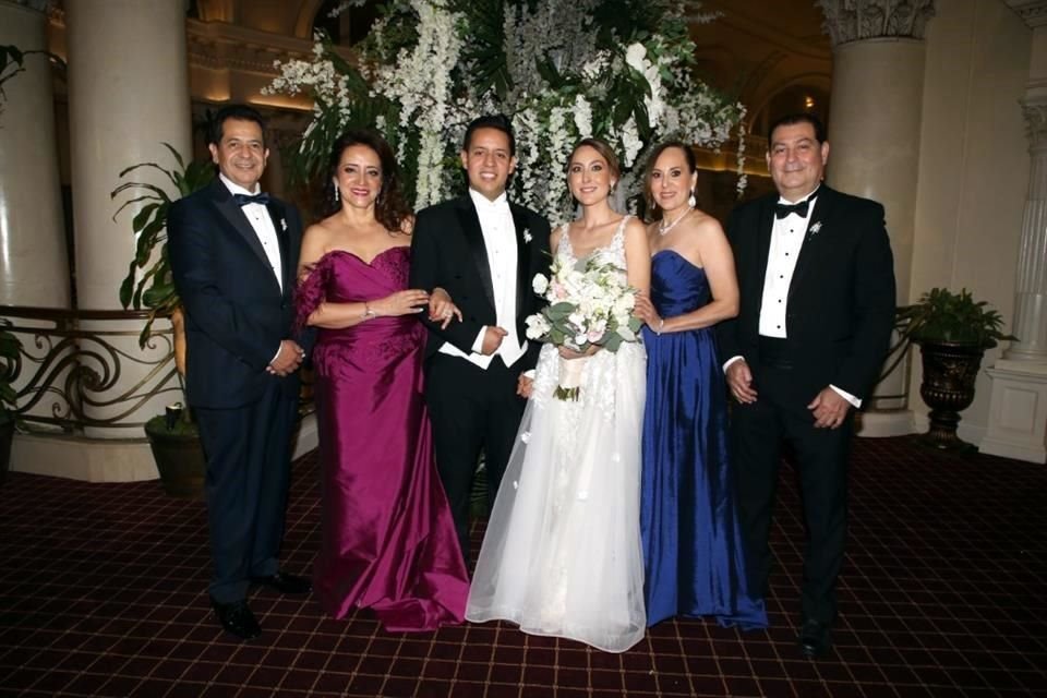FAMILIARES DE LOS NOVIOS Humberto Méndez Arroyo, Claudia Rebollo Von Düben, Axel Méndez Rebollo, Sofía García Cantú, Guille Cantú Leal y Luis Mario García Martínez