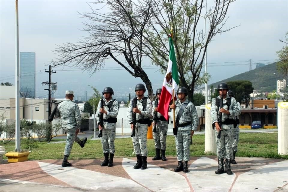 Entregan escoltas de la Guardia Nacional bandera al Club Femenino de Monterrey por motivo de su aniversario 101.