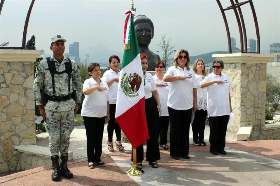 Entrega escolta de la Guardia Nacional bandera al Club Femenino de Monterrey por motivo de su aniversario 101.