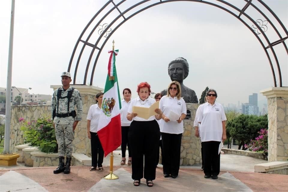 Celebra el Club Femenino de Monterrey los 101 años de su fundación con la entrega de bandera por parte de la Guardia Nacional.