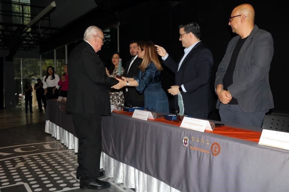 Roberto Carlos Cadena durante la ceremonia de premiación con las autoridades de la Facultad