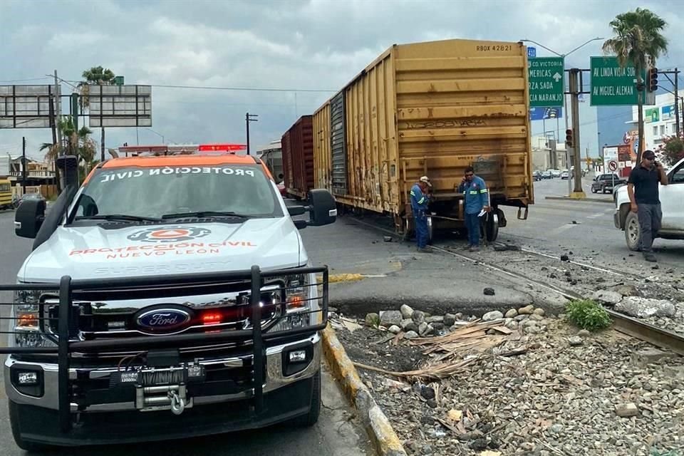 Dos vagones descarrilados provocan el cierre en ambos sentidos de la Av. Linda Vista, en su cruce con Anillo Metropolitano, en Guadalupe.