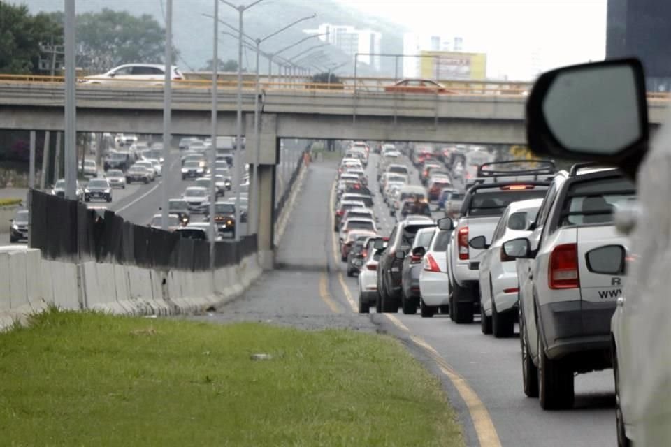 Desde las 10:30 se registra atorón vial para salir de Monterrey en la Carretera Nacional con filas de hasta 8 kilómetros.