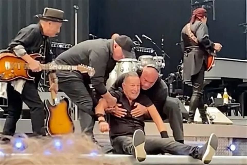 El cantante Bruce Springsteen se cayó en el escenario durante su presentación en Ámsterdam.