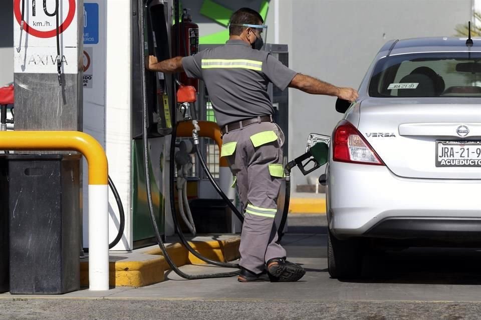 Con dicha medida se prevé un impacto recaudatorio por no aplicar el efecto de la inflación, debido a que por el IEPS en gasolina se estima obtener 318 mil 136 mdp para 2022.
