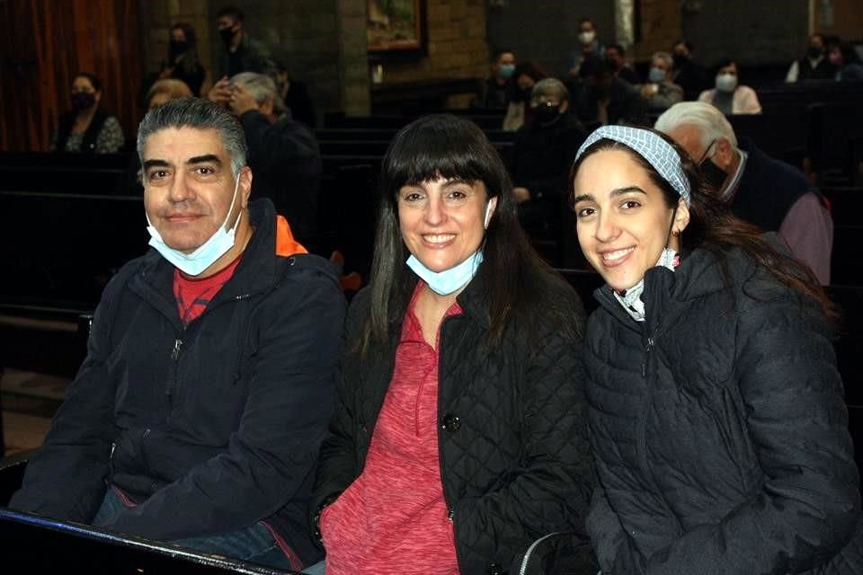 Jorge Canales, Ana Laura de Canales y Mónica Canales
