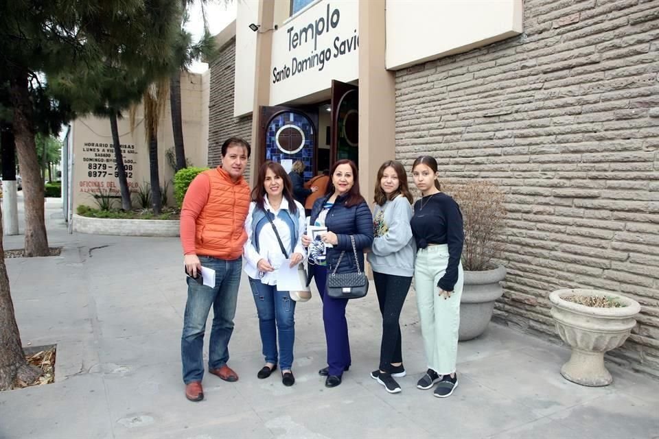 Eloy Cavazos, Magda Hernández de Cavazos, Mary Galindo de Cavazos, Valetina Cavazos y Karol Cavazos