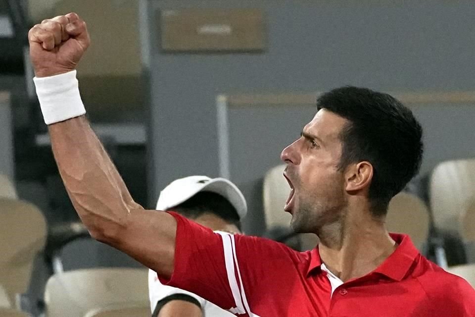 Novak Djokovic sufrió, pero llegó a las Semifinales de Roland Garros.