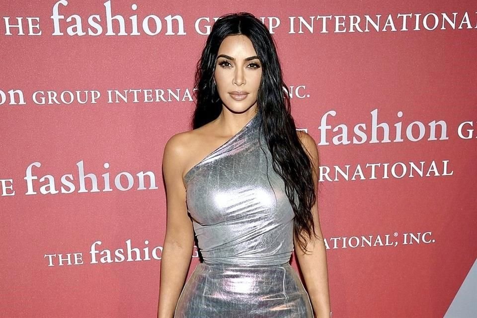 Kim Kardashian recibió una propuesta de matrimonio. Sus guardias interceptaron un paquete donde un fan le regaló un anillo de diamantes, además de anticonceptivos de emergencia.