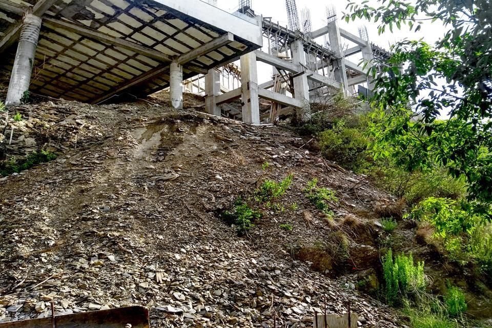 Los vecinos de Antigua Hacienda San Agustín temen de probables deslaves del Cerro del Mirador y piden revisar la construcción de una casa.