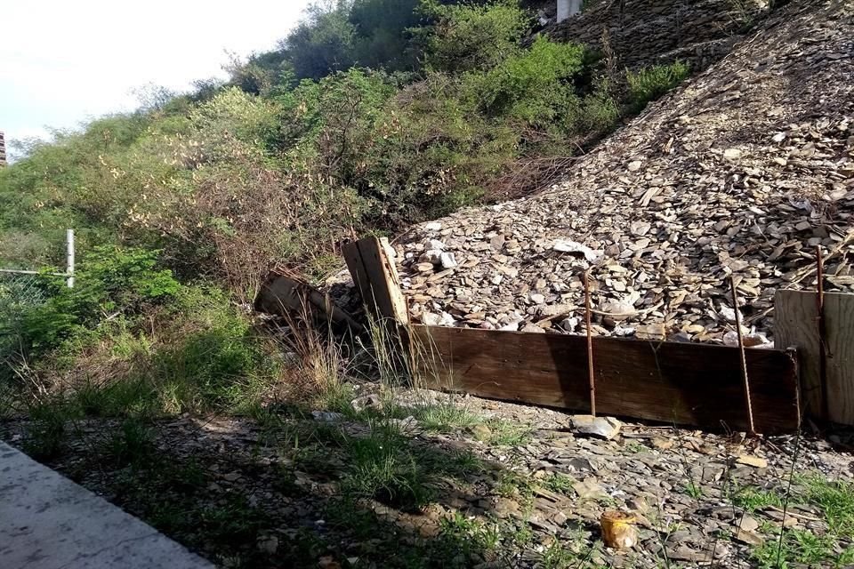 Los vecinos de Antigua Hacienda San Agustín temen de probables deslaves del Cerro del Mirador y piden revisar la construcción de una casa.
