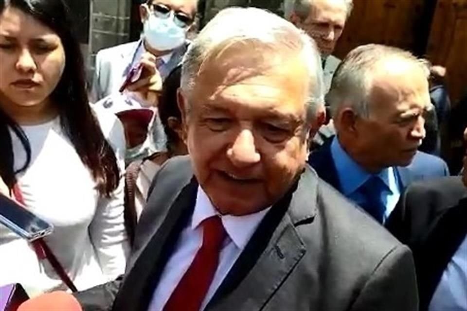 Entrevistado en la calle, López Obrador reconoció que los empresarios están ayudando para que 'salgamos juntos' y que México siga a la vanguardia en el desarrollo mundial.