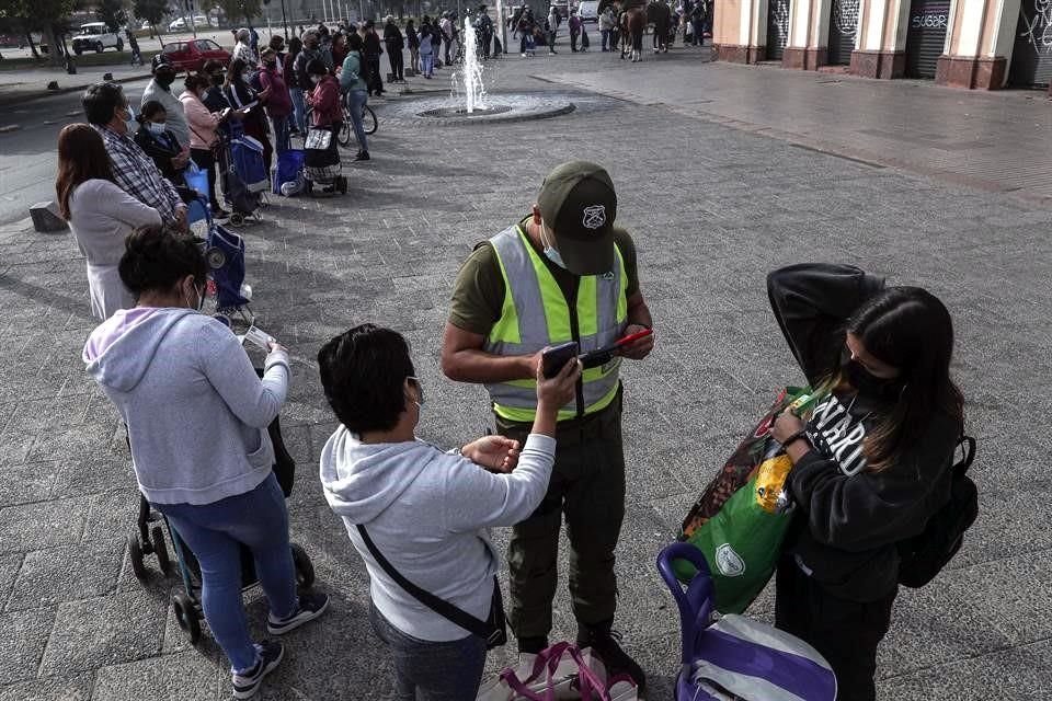Un oficial revisa en abril pasado los permisos de las personas para transitar durante la pandemia de Covid, en Santiago, Chile.