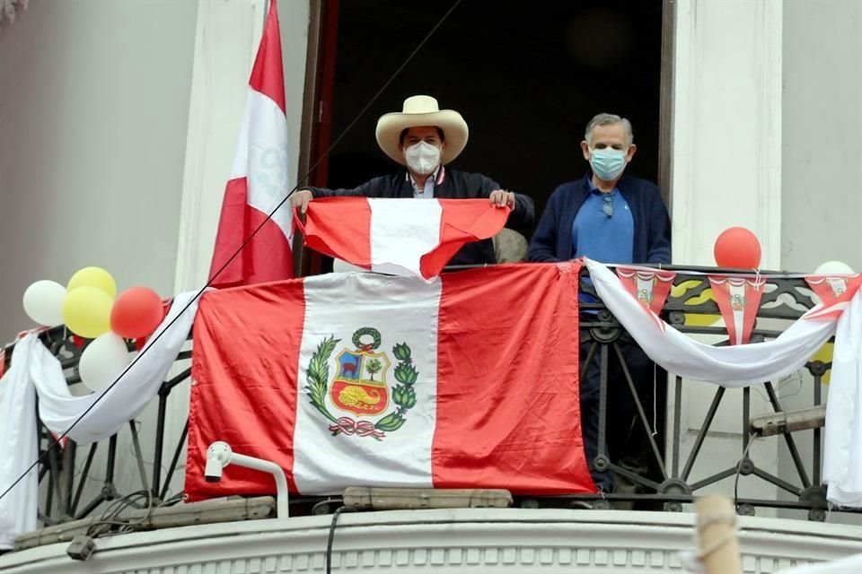 El candidato presidencial por el partido Perú Libre, Pedro Castillo (i), habla a sus simpatizantes desde el balcón de su casa de campaña, en Lima, el lunes.