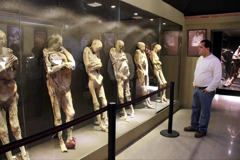 La exhibición de restos áridos por parte del Museo de las Momias de Guanajuato atenta contra la dignidad de las personas, señala el especialista en política cultural Carlos Lara.