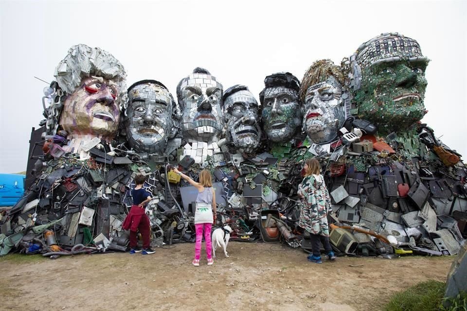 La impactante escultura ha sido denominada 'Mount Recyclemore' y su objetivo es señalar el daño ocasionado al medioambiente cuando se desechan los dispositivos electrónicos.