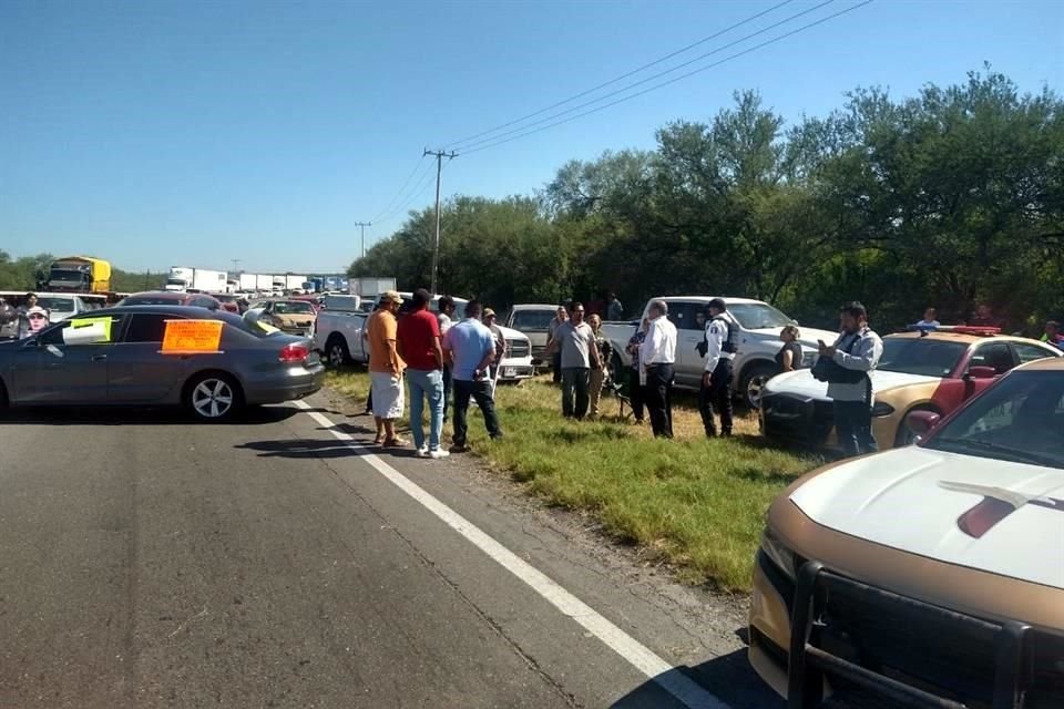Familiares de los jóvenes desaparecidos realizaron el bloqueo de la Carretera Victoria-Monterrey durante esta mañana.