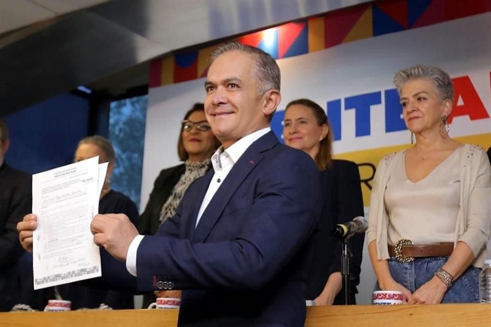 El senador Miguel Ángel Mancera se registró como aspirante del Frente Amplio por México.