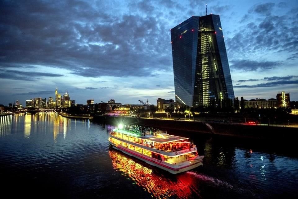 Economistas proyectan que el primer recorte en las tasas de interés por parte del Banco Central Europeo, con sede en Frankfurt, se produzca en abril de 2024.