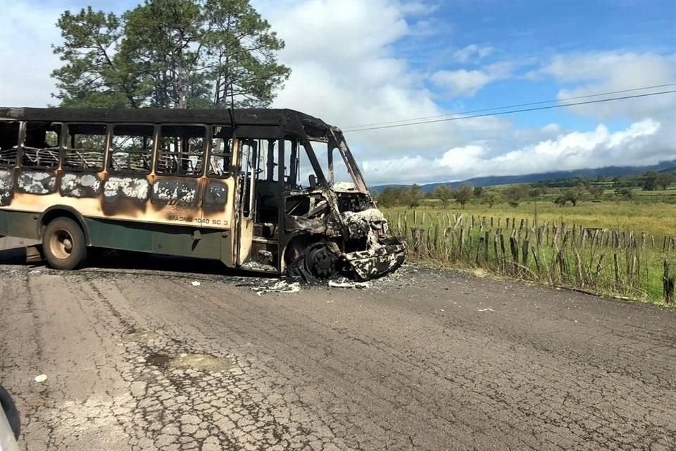 Un camión quemado por presuntos integrantes del Cártel Jalisco Nueva Generación (CJNG) en Tocumbo, Michoacán, en 2019.